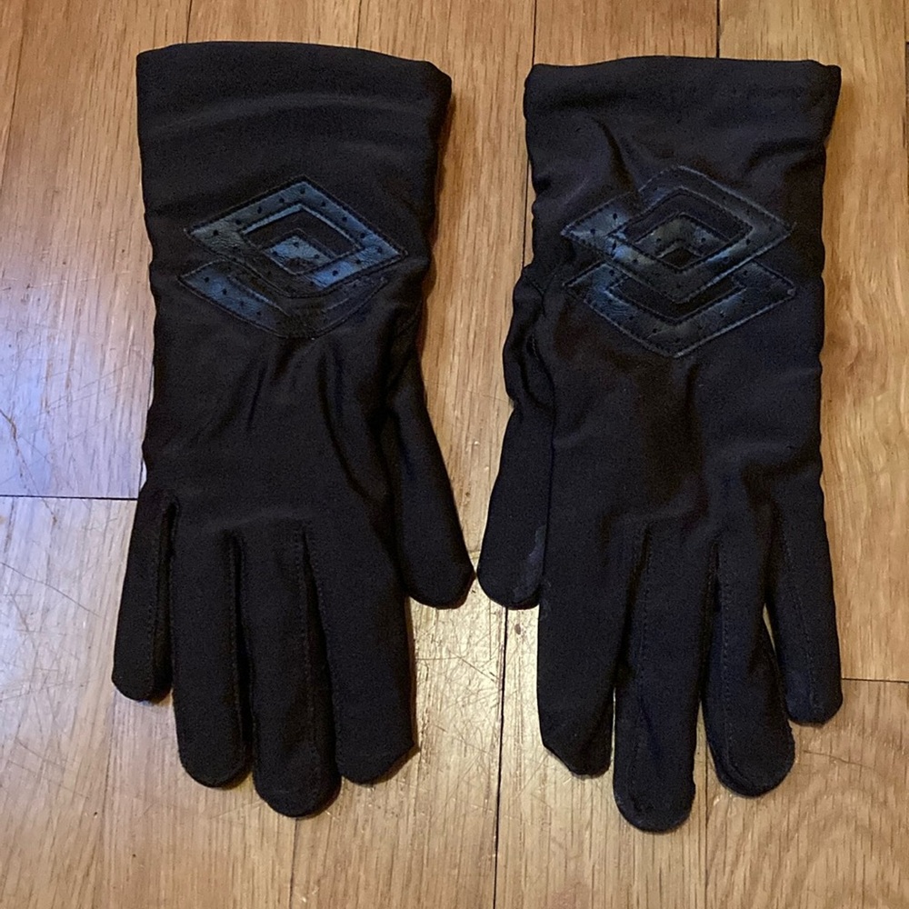 Brown driving glovess